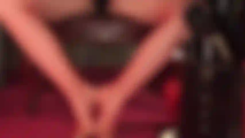 ¿Te excitan unos pies sensuales en medias de rejilla rojas? ¡Entonces esto es para ti! Un vistazo a mis sensuales piernas, pantorrillas y pies.