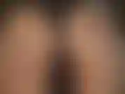 Bragas de encaje sexy sobre pantimedias brillantes.