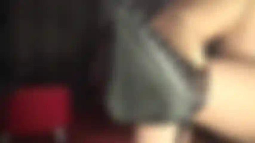 Eres un adicto a oler zapatos - inhala el aroma de los tacones usados de tu ama. Hunde tu nariz bien adentro y respira profundo y lentamente.