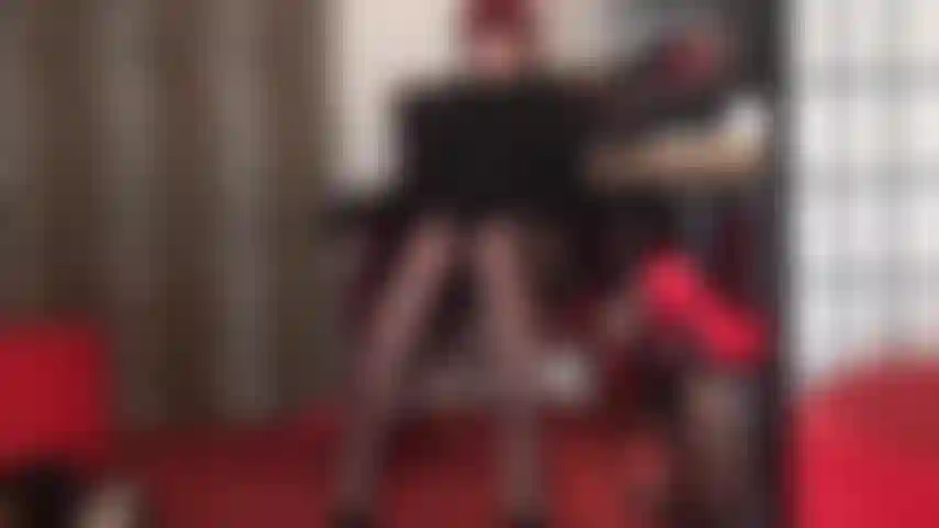 Entre muslos de medias transparentes, atraída por sus increíbles piernas largas de nailon, la amante te tiene atrapada entre sus muslos, intoxicada por su aroma, eres débil y dócil.