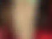 Todo brilla muchísimo! Minifalda de látex verde menta, varias capas de medias extra brillantes, tacones sexis y guantes médicos para ordeñar tu polla de esclava.