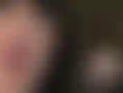 La señora vivian se burla de la perra adicta a las pollas con una de sus grandes pollas, masturbándola directamente en tu boca mientras me miras profundamente a los ojos.