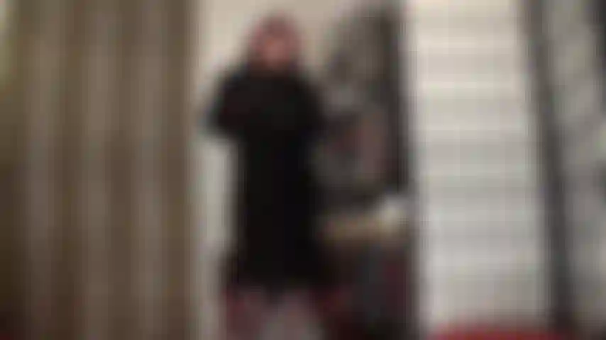 Lujoso pelaje negro: el satén sedoso se combina con un hermoso abrigo de piel negro suave para darle un toque muy femenino.