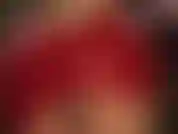 Falda de látex tan corta que debería ser ilegal :-) adora mi brillante trasero en esta minifalda roja con pantimedias sexys debajo, combinadas con guantes médicos.