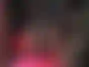 Una vista tentadora de las piernas de la amante en pantimedias en una falda lápiz de cuero con abertura en la espalda.