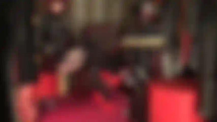 Piernas en pantimedias con estampado de liga, upskirt, provocación en la entrepierna: la amante muestra su trasero redondo y sus maravillosas piernas largas en pantimedias con apariencia de liga, atrapando tu polla entre los muslos cruzados.