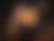 Amante de pvc brillante con botas y enorme strap-on negro.