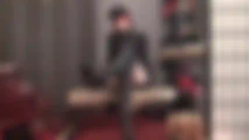 Esclava de mis botas de cuero, esclava de mis botas. Ven. Acércate un poco más. Aún más cerca. Tan cerca que puedes oler el cálido cuero de las botas altas de mi ama.