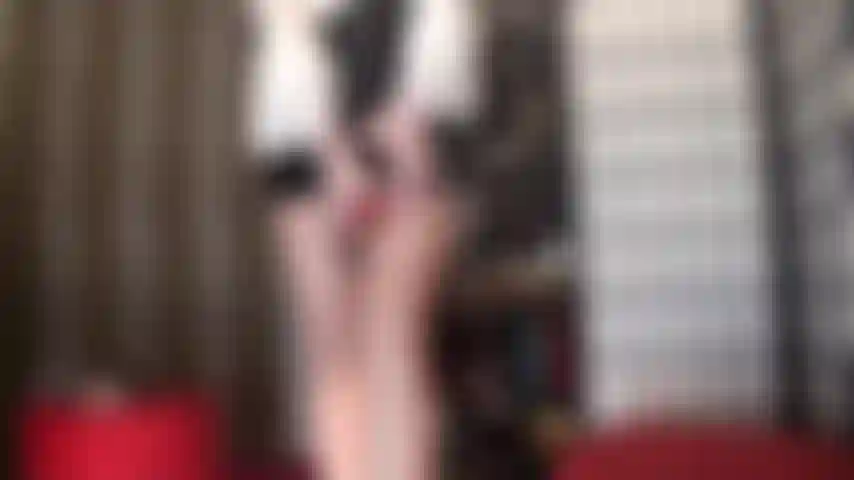 Dominación con strap-on y gruesa carne de gallo roja: vestida con un sexy bustier de encaje y mini pvc, la amante vivian te seduce para que pruebes su carnoso strap-on rojo.