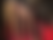 Sensual provocación de piernas y fetichismo de pies en pantimedias negras transparentes con medias superiores de encaje color piel brillante en capas encima, tan brillantes, combinadas con tacones negros brillantes a juego.