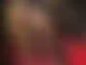 Sensual provocación de piernas y fetichismo de pies en pantimedias negras transparentes con medias superiores de encaje color piel brillante en capas encima, tan brillantes, combinadas con tacones negros brillantes a juego.