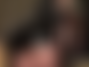 Una diosa del látex provoca con su culo redondo y perfecto, luciendo una sexy falda negra de goma ajustada. Mmm, qué rico!