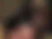 Una diosa del látex provoca con su culo redondo y perfecto, luciendo una sexy falda negra de goma ajustada. Mmm, qué rico!