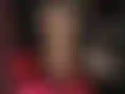 Medias superiores de encaje color nude extra brillantes y ligas sobre pantimedias.