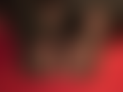 Fetichista de pies de nailon: mientras la amante vivian se sienta sobre sus talones, adore las suaves plantas de sus pies y los dedos moviéndose y abiertos en unas sexys pantimedias negras muy transparentes.