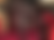 Concéntrate en las piernas cruzadas y extendidas de la amante en pantimedias negras: la amante te tiene hipnotizado y completamente concentrado en sus maravillosas piernas largas y su sexy tacón de aguja alto colgando.