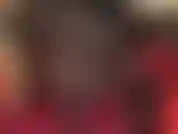 Concéntrate en las piernas cruzadas y extendidas de la amante en pantimedias negras: la amante te tiene hipnotizado y completamente concentrado en sus maravillosas piernas largas y su sexy tacón de aguja alto colgando.