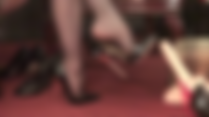 Juego con zapatos y colgando con tacones altos de aguja negros.