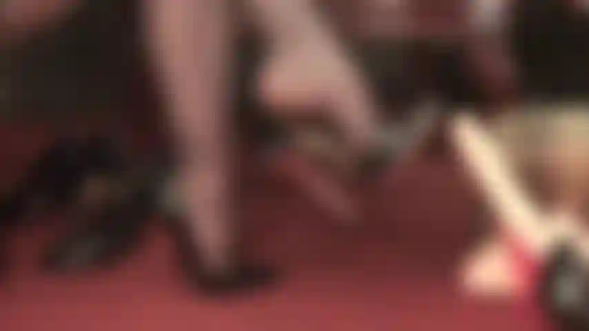 Juego con zapatos y colgando con tacones altos de aguja negros.