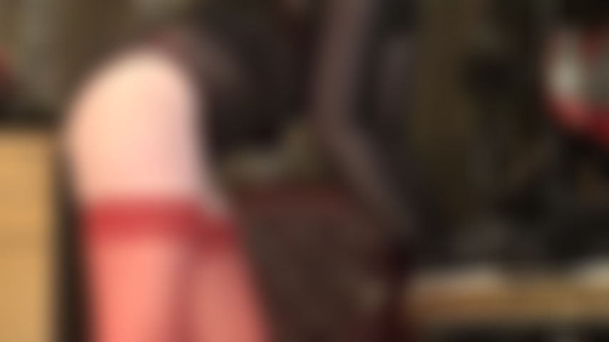 Adoración del cuerpo con medias rojas calientes y lencería a juego debajo de un traje de nailon negro transparente.