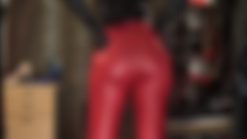 Mi ama vivian me anima a masturbarme con sus ajustados leggings rojos de licra, acariciándome con maravillosos guantes de cuero negro. Apuesto a que te encantaría correrte en este culo perfecto.