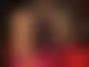 Los amantes de las piernas disfrutarán de mis delgadas y largas piernas en pantimedias brillantes color piel y tacones sexys.