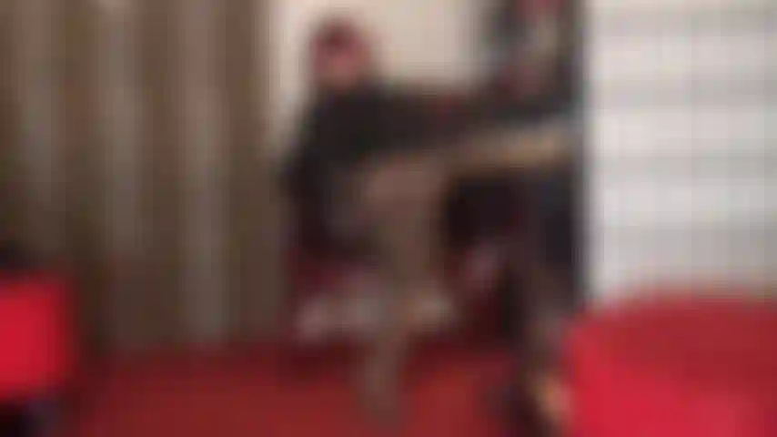 Las medias y las ligas te vuelven loca: la amante vivian tiene las piernas que te debilitan, especialmente cuando están envueltas en medias de nailon brillantes.