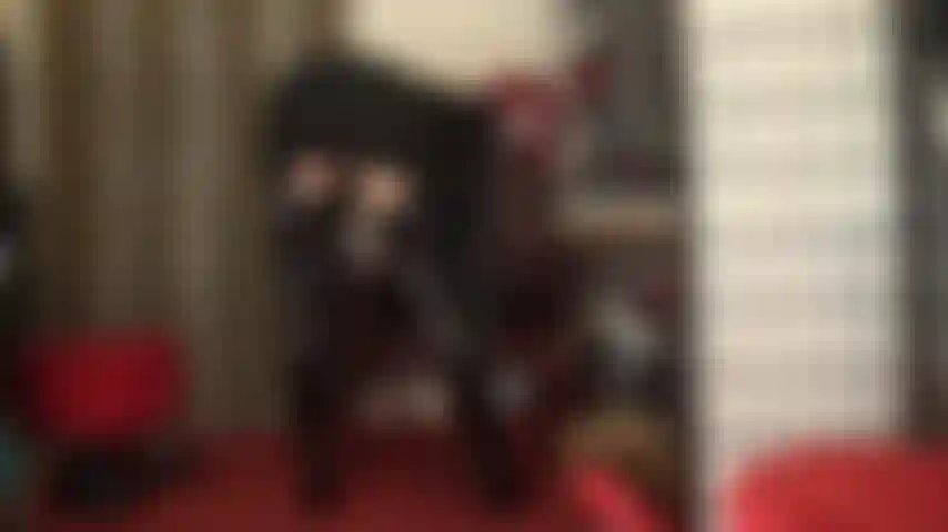 Botas altas brillantes, medias, ligas, bragas de pvc brillante: tu dolorida polla de esclava está en buenas manos mientras la ama la controla con sus guantes de cuero.