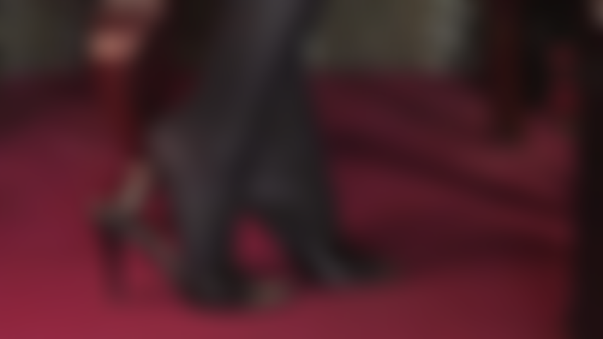 Provocando a los amantes de los pies con mis pies en pantimedias negras opacas y sandalias/mulas de cuero calientes.