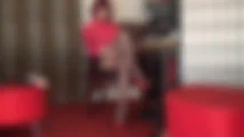 Ama tiene su polla de esclavo cubierta de medias atrapada en el espacio entre sus muslos cruzados en pantimedias.