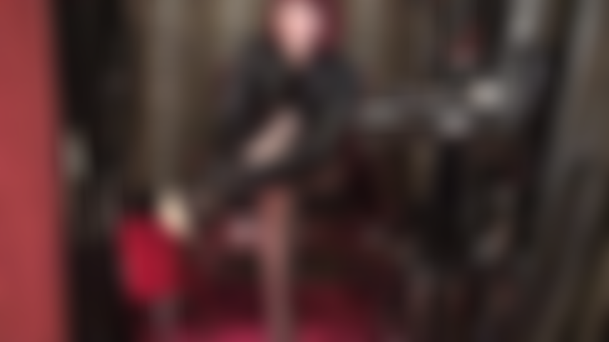 Deléitese con un placer lento y sensual con tacones altos hipnotizantes de movimiento lento, medias negras y guantes de pvc brillantes.