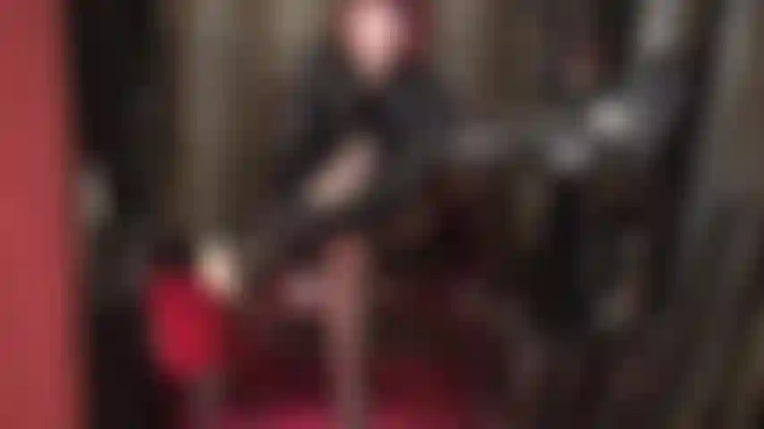 Deléitese con un placer lento y sensual con tacones altos hipnotizantes de movimiento lento, medias negras y guantes de pvc brillantes.