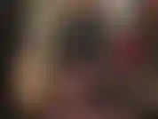 Tu diosa de nailon se burla con sus piernas, culo y pies en sedosas medias negras transparentes, vistiendo un traje de pvc brillante.