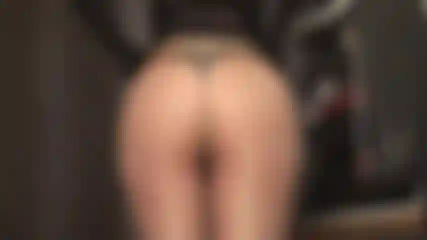 Adoro el culo redondo perfecto de la amante vivian en medias color piel transparente y desnudo.