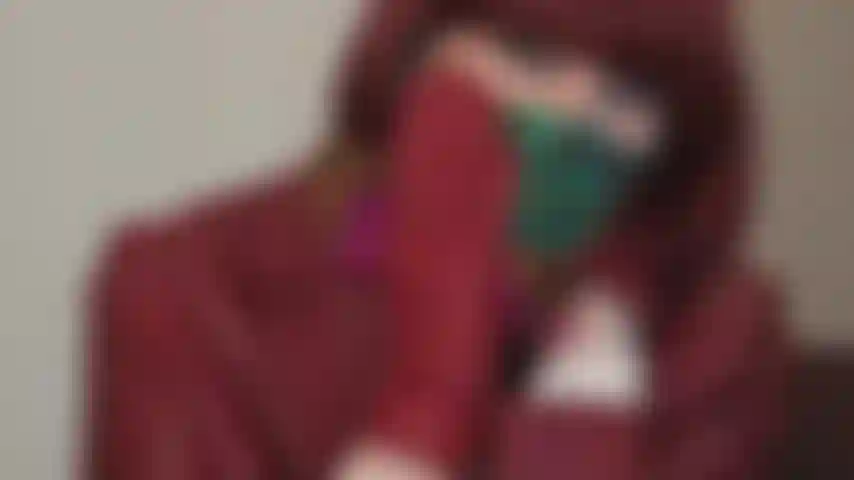 Fetiche de máscara con pañuelo de seda: un pañuelo de seda suave puede ser muy efectivo como máscara o mordaza. Ama, vestida de cuero rojo y con un pañuelo de seda colorido para cubrirse la boca.