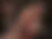 Adoración de pies descalzos y aceitados. Ama apoya sus pies descalzos sobre la mesa, provocándote con sus plantas arrugadas y arcos altos.