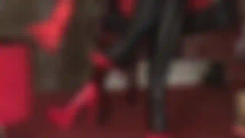 Paja de pies de látex con una polla negra enorme. La señora vivian envuelve sus pies con medias de látex alrededor de una polla negra gruesa.