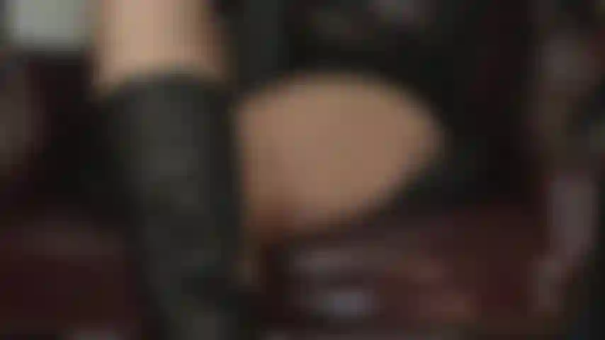 Débil por los muslos en medias de mi ama. Tu corazón late fuerte al abrirse, tu polla palpita al cerrarse, deseando frotarla por toda la cálida piel de nailon de mi ama.