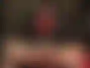 Guantes médicos en strap-on: diosa de cuero lubrica su gran polla con saliva y la acaricia con guantes de látex transparente antes de empujarla profundamente dentro de ti.