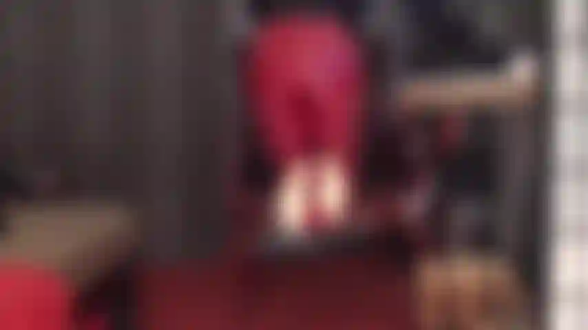 Pies en pantimedias y tacones de aguja en cuero rojo: la amante vivian con pantalones de cuero rojo y tacones altos a juego se quita los zapatos para que puedas alabar sus hermosas suelas de nailon suave y su parte inferior revestida de cuero.