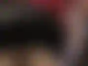 Minifalda de látex y capas de pantimedias, piernas de nailon y falda levantada.