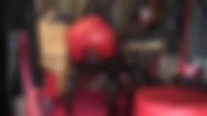 Me siento en la cara y adoro el culo con leggings rojos, botas brillantes de charol hasta la rodilla y capucha de spandex.