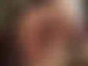 Llevo medias de encaje brillante color piel y ligueros sobre pantimedias color canela. Adora mi trasero en esta perfección de nailon mientras ordeño tu polla de esclava con mis propias manos.