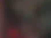 Funcionaria penitenciaria de látex. Mi ama viste látex negro y verde humo, puliendo su falda de látex hasta dejarla brillante, añadiendo un sombrero militar de goma y una fusta. Mmmmm.