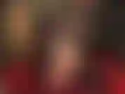 Fetiche de pies descalzos. Mi ama menea los dedos y me provoca con los pies y las piernas descalzos. ¿No quieres venir a limpiarlos con la lengua?