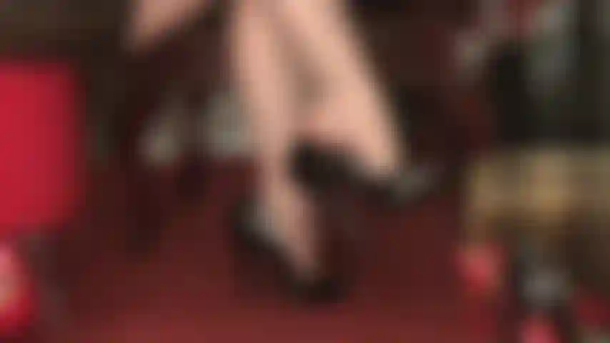 Los tacones y los pies controlan tu existencia; ya no puedes vivir sin el poder de los pies y los tacones de tu amante. Te sientes viva ya sea que te provoquen suavemente o te pisoteen.