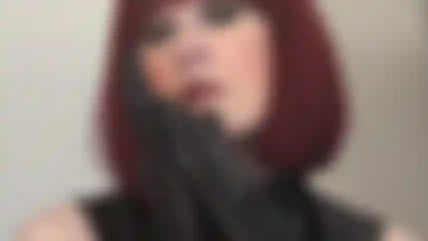 Fetiche de guantes de cuero: la amante vivian usa un par de guantes de cuero negro suave hasta el codo para provocarte y torturarte.