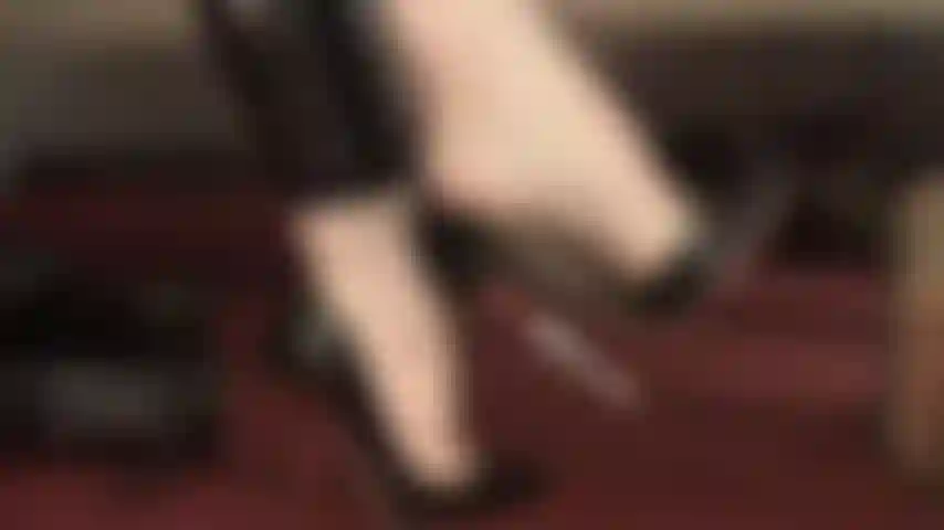 La experta en colgantes: los increíbles pies de mi amante, con sus altos y arqueados tacones de aguja, cuelgan sobre sus pantimedias.