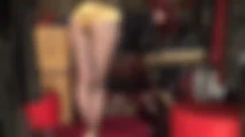 La señora vivian está inclinada sobre su mesa, mirando hacia atrás, provocando con su culo perfecto en pantalones cortos de satén dorado brillante.