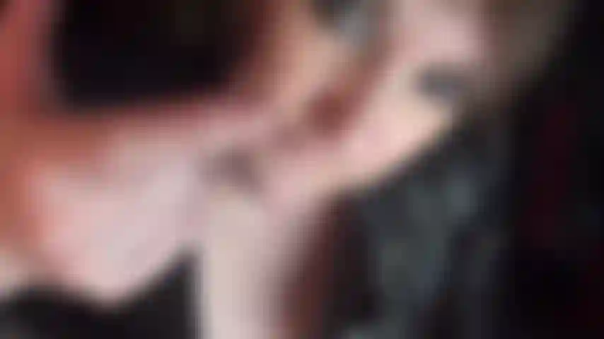 Mis dedos húmedos y resbaladizos, llenos de saliva, lubrican la gran polla de mi ama para abrir lentamente ese coño tan estrecho tuyo. Mmmhmmm... Sé lo que necesitas. Necesitas que te penetre por detrás... ¡Lento!